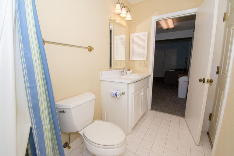 Bathroom 4, 101 Ocean Point Dr, Beaufort