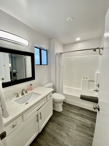 Bathroom 2, Los Angeles Amherst Avenue, Los Angeles