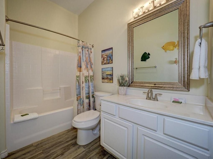 Bathroom 4, Augie's Escape-14911, Nueces