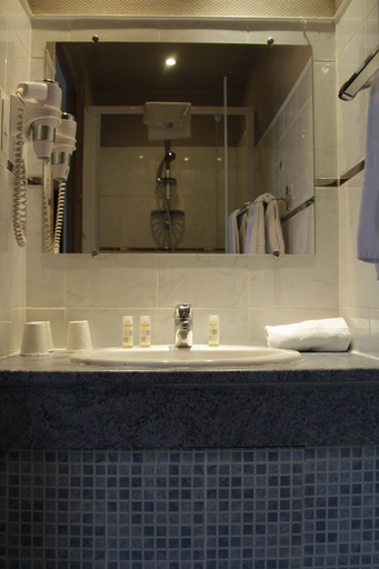 Bathroom 4, Hotel de l'Europe Tours, Indre-et-Loire