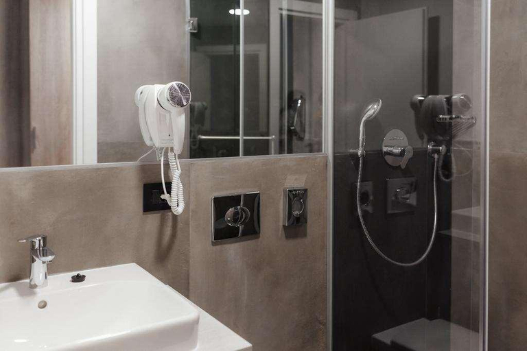 Bathroom 4, Milano, Padua
