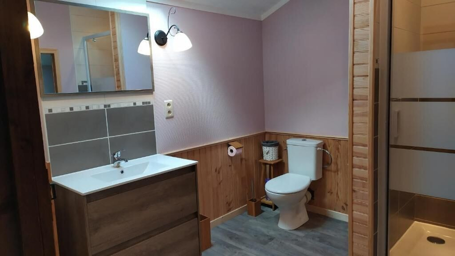 Bathroom 3, La Grange de Champagnac, Charente