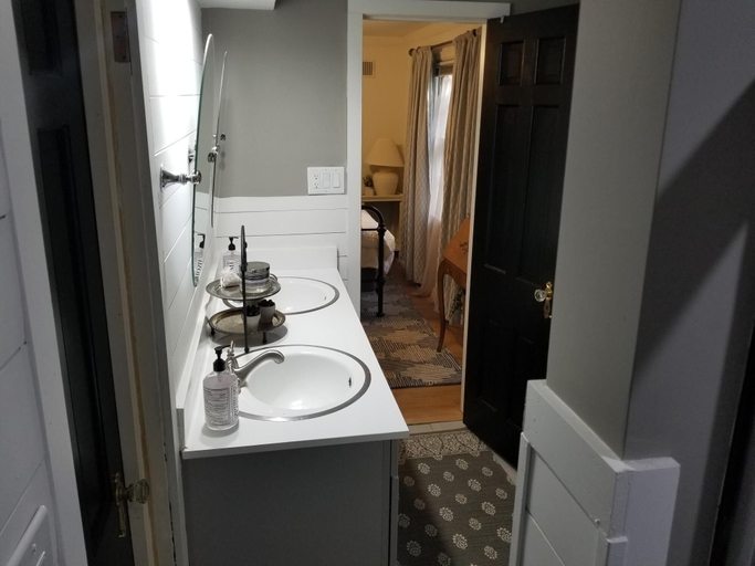 Bathroom 5, Complete BnB Presents Tkw3121 Marvelous Upscale 3Br 2bath Home, Shawnee