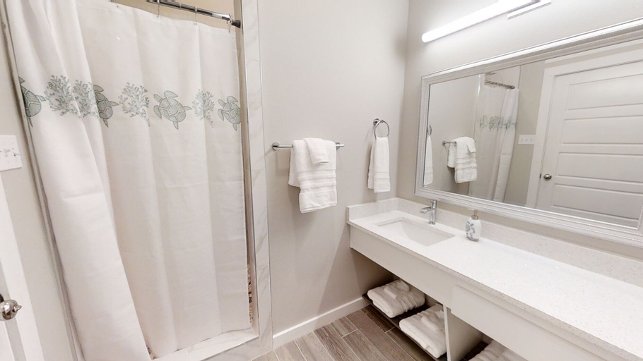 Bathroom 4, Aruba Bay-213, Nueces