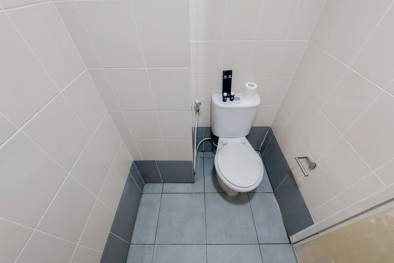 Bathroom 5, Nice and Homey Studio at Akasa Pure Living BSD Apartment By Travelio, Tangerang Selatan