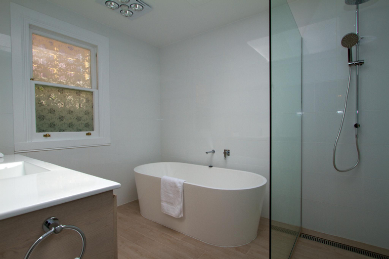 Bedroom 4, Strahan House, sleeps 9, Garden, Netflix, Wifi, Hobart