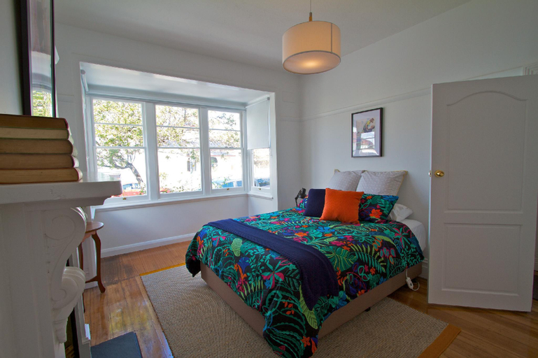 Bedroom 2, Strahan House, sleeps 9, Garden, Netflix, Wifi, Hobart