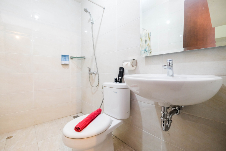 Bathroom 5, Cozy 1BR Apartment with Workspace at Mustika Golf Residence By Travelio, Cikarang