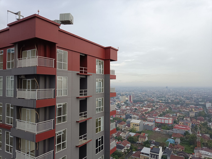 Exterior & Views 3, Cozy and High Floor Studio Room at Vida View Makassar Apartment By Travelio, Makassar