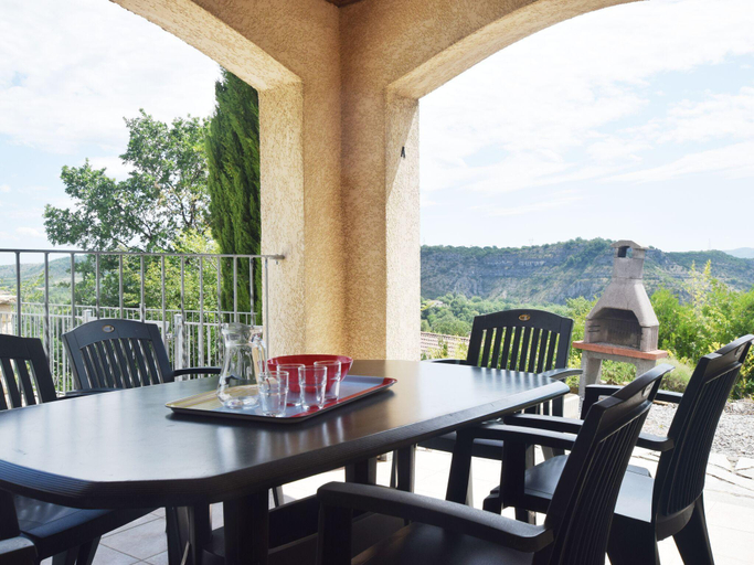 Food & Drinks 4, Quiet holiday home in Les Vans with pool, Ardèche