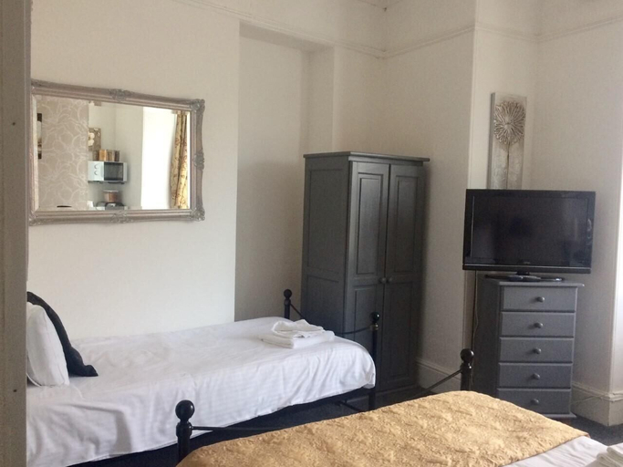Bedroom 2, Duporth Guest House, Cornwall