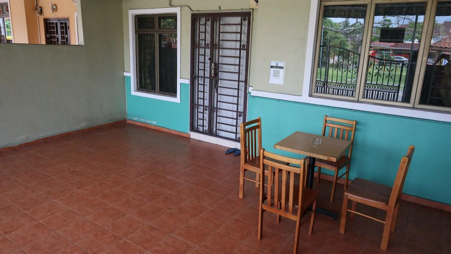Others 5, Family Homestay with 3 comfortable bedroom, Kluang