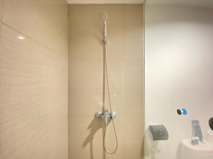 Bathroom 5, Spacious 2BR Apartment Tamansari Tera Residence By Travelio, Bandung