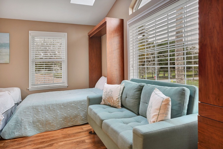 Public Area 3, Sunshine Hideaway - Large Studio - Pet Friendly, Duval