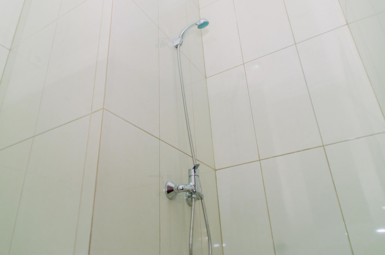 Bathroom 5, Spacious and Homey 2BR at Asatti Apartment By Travelio, Tangerang Selatan