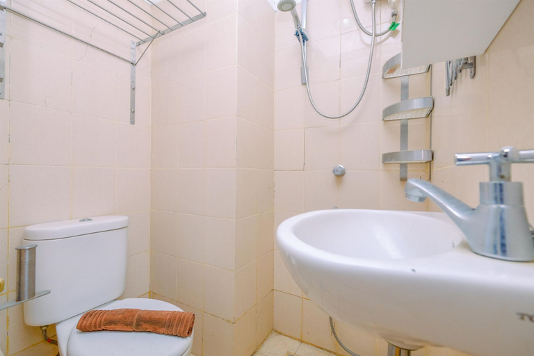 Bathroom 5, Comfort and Tidy Studio Apartment Serpong Greenview By Travelio, Tangerang Selatan
