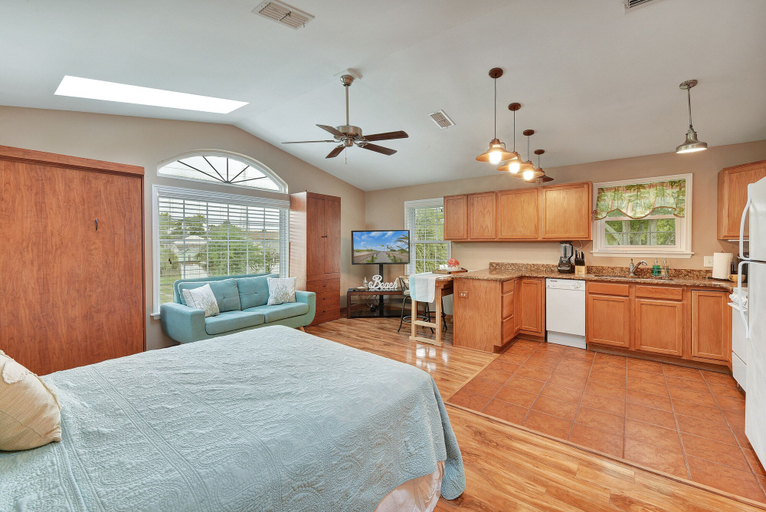 Others 1, Sunshine Hideaway - Large Studio - Pet Friendly, Duval