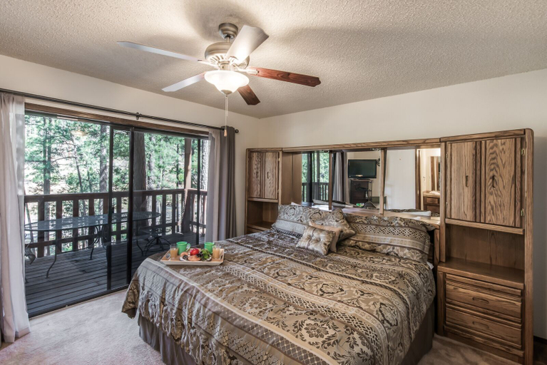 Bedroom 1, Double Shot Cabin, Lincoln