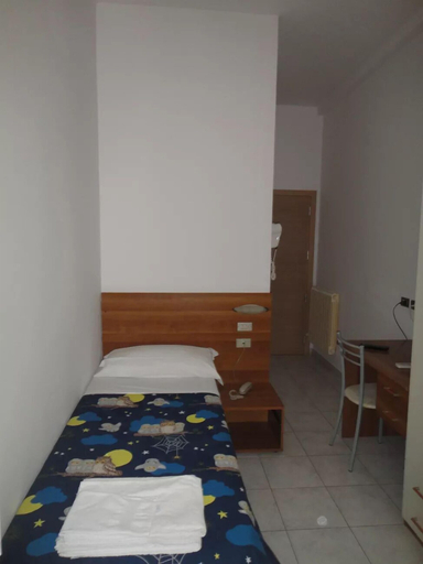 Bedroom 3, Hotel Acapulco, Rimini