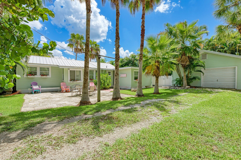 Exterior & Views 2, Cottage Haven-One Minute Walk To The Beach-Private Yards-Keyless Locks, Manatee