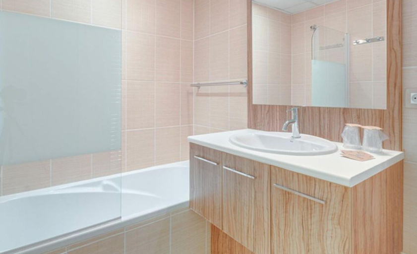 Bathroom, Le Domaine de Camiole M4h8, Madison