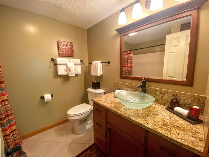 Bathroom 5, W1 Cozy and comfortable Bretton Woods condo with ski slope views fireplace, Coos