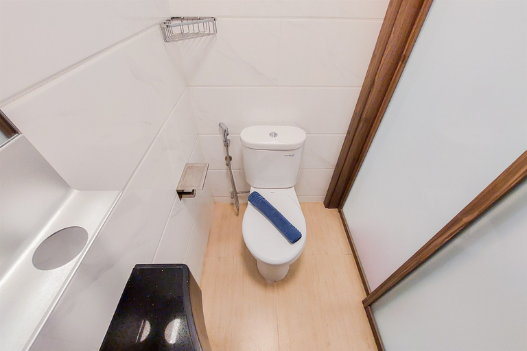 Bathroom 5, High Floor and Cozy Studio Room at Sky House BSD Apartment By Travelio, Tangerang Selatan