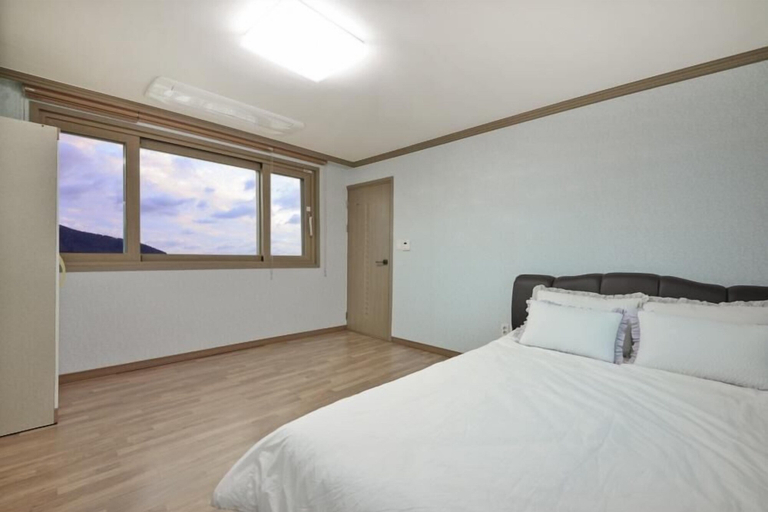 Bedroom 3, Geoje Noelbada Pension, Geoje