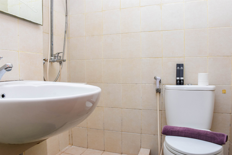 Bathroom 5, Nice and Homey 1BR at Maple Park Sunter Apartment By Travelio, Jakarta Utara
