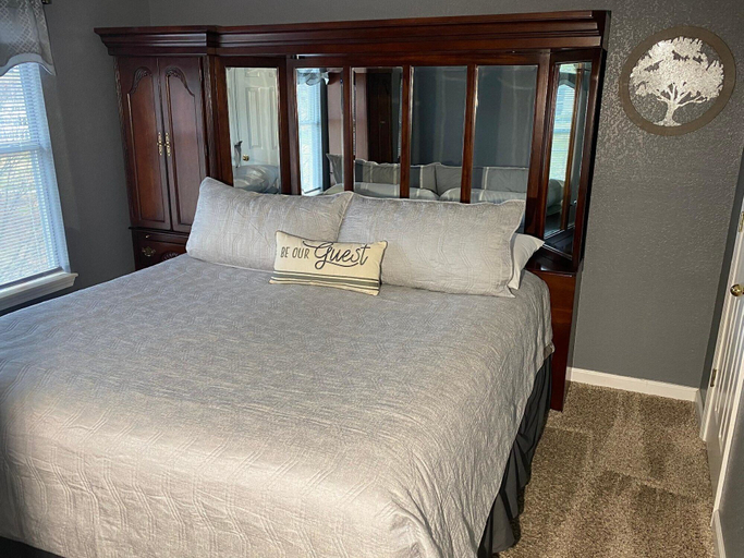 Bedroom, Club D-12 in Branson, Taney