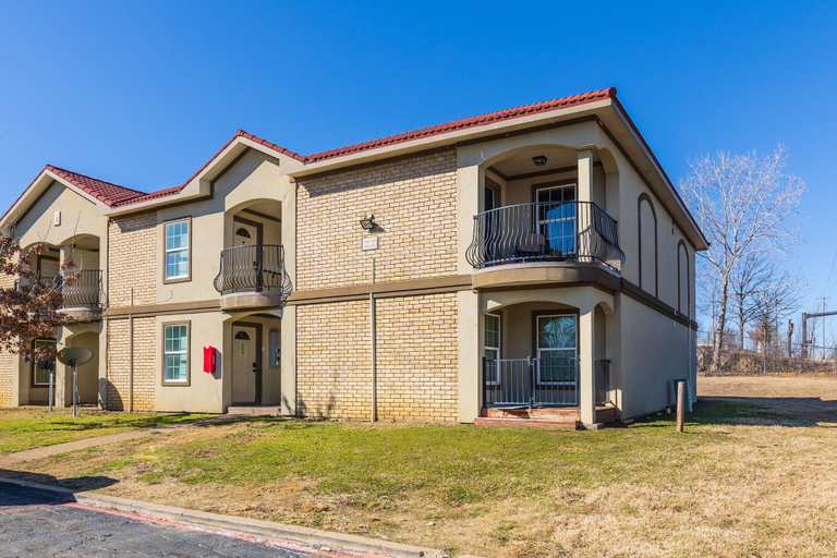 Exterior & Views 1, Unit 404, Arlington