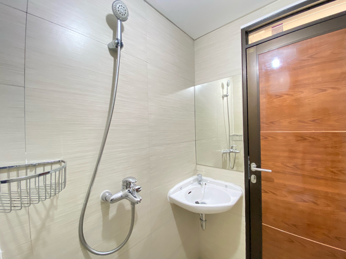 Bathroom 5, Comfy Studio at Gateway Pasteur Apartment By Travelio, Bandung