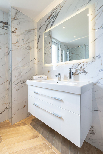 Bathroom 4, Belmar Park, Puck