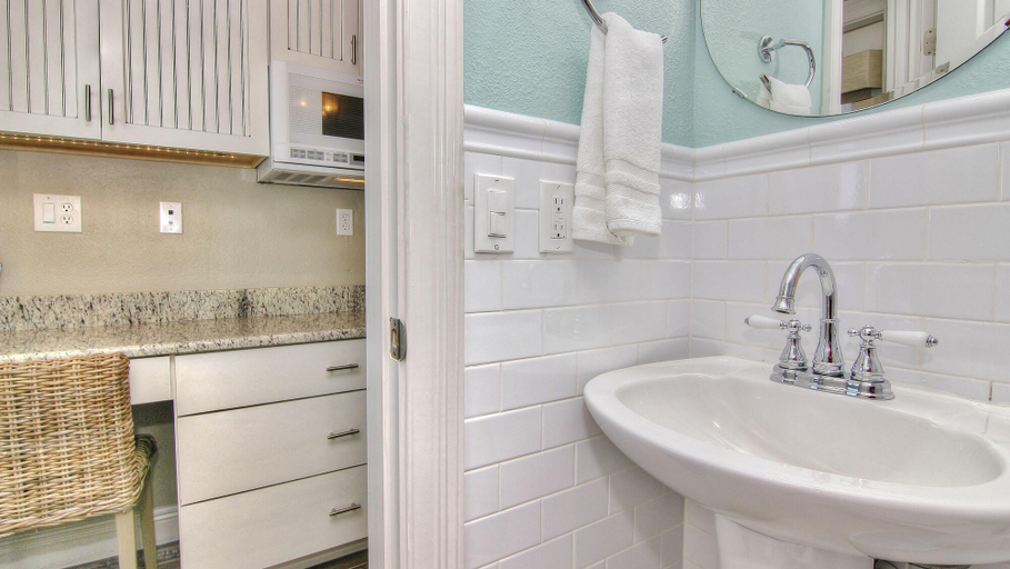 Bathroom 4, Bungalow Beach Place by Teeming Vacation Rentals, Pinellas
