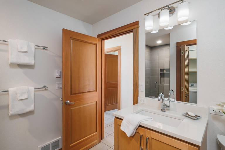 Bathroom 1, Pacific St 6 SF 18 Pacific House, Clatsop
