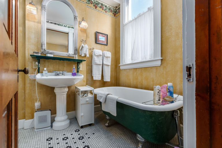 Bathroom 4, Moon River Bed and Breakfast, Mason