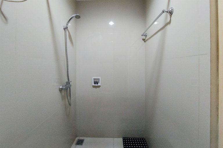 Bathroom 5, Nice and Elegant Studio at Tree Park City BSD Apartment By Travelio, South Tangerang