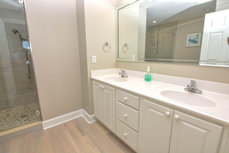 Bathroom 5, Sunrise Beach by Teeming Vacation Rentals, Bay