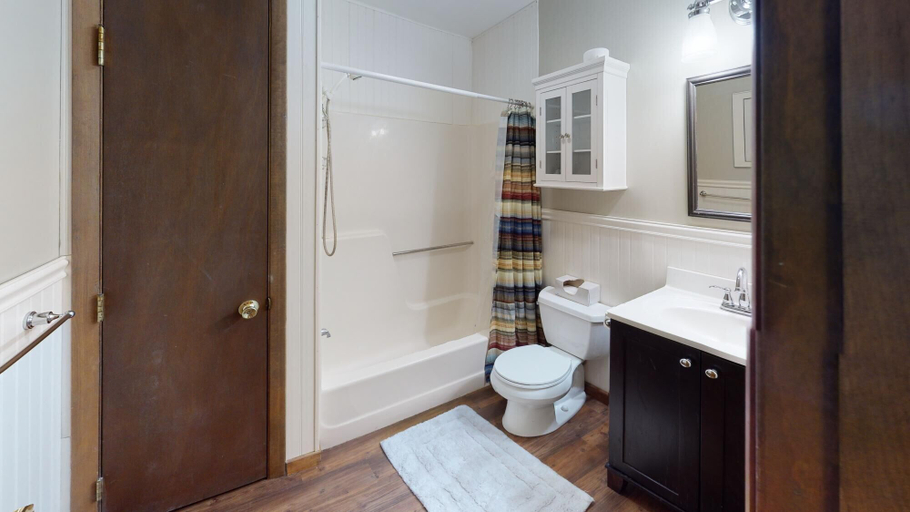Bathroom 3, Wintergreen 106, Rutland