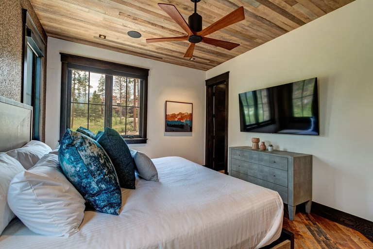 Bedroom 4, Peerless Haven, Summit