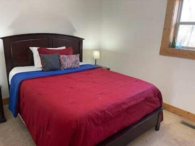 Bedroom 1, Woodland Chalet, Sevier