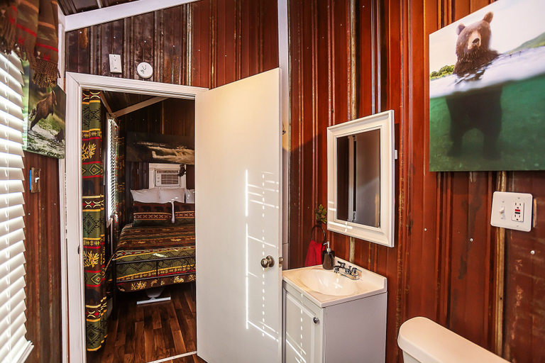 Bathroom 3, Yowie Cabin, Polk