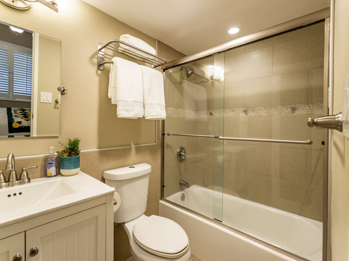 Bathroom 5, Pacific Shores A-209, Maui