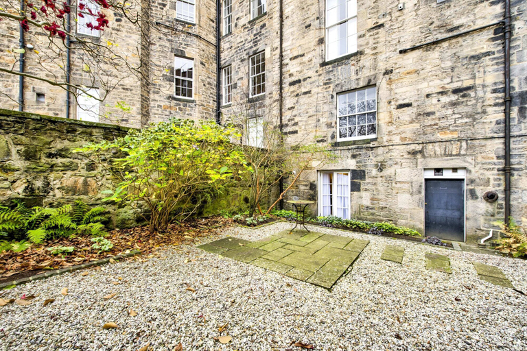 Exterior & Views 2, GuestReady - Beautiful New Town Studio with Patio, Edinburgh