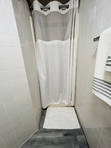 Bathroom 5, Enclave Suites by Sky Hotels & Resorts, Orange