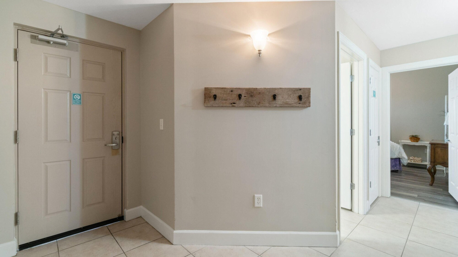 Public Area, Sunrise Beach by Teeming Vacation Rentals, Bay