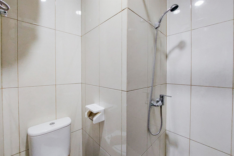 Bathroom 5, Comfort and Modern 2BR at Asatti Apartment By Travelio, Tangerang Selatan