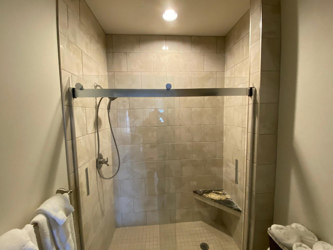 Bathroom 5, Downtown Loft in Branson, Taney