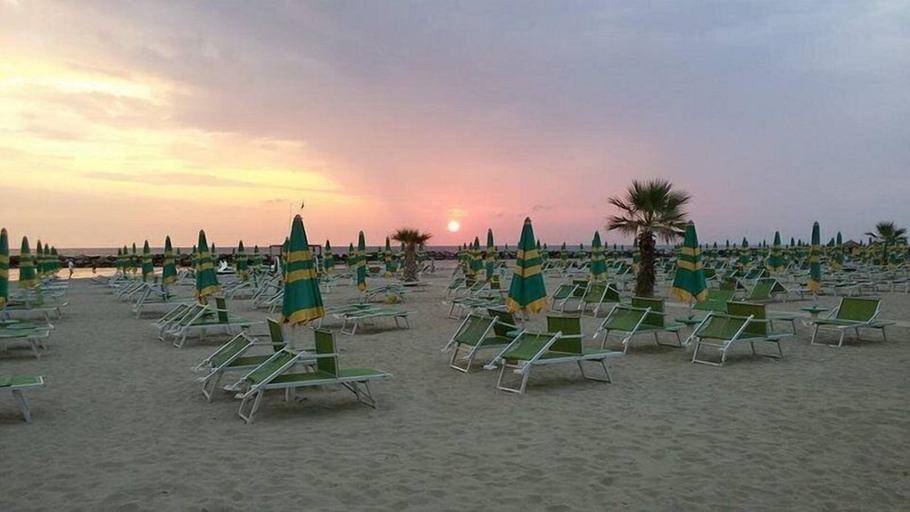 Others 4, Hotel Acapulco, Rimini