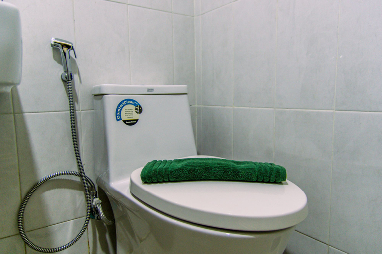 Bathroom 5, Comfort Studio Apartment at Padina SOHO Residence By Travelio, Tangerang
